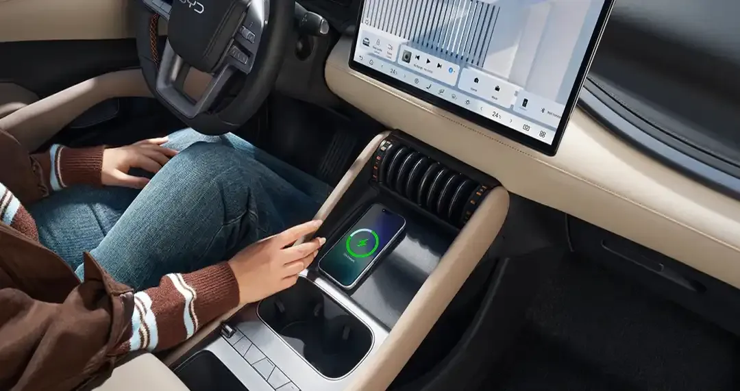 YUAN PLUS AWD — Console